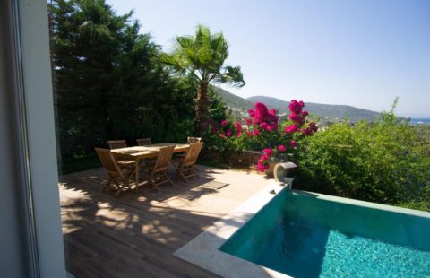 Torbada nefis manzaralı, büyük bahçeli, özel havuzlu villa